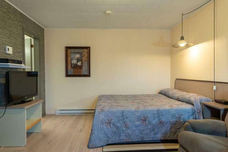 Motel Claude Degelis Екстер'єр фото
