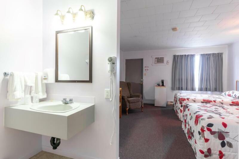 Motel Claude Degelis Екстер'єр фото