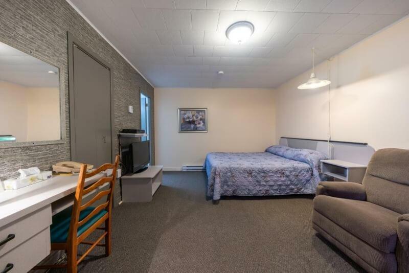 Motel Claude Degelis Екстер'єр фото